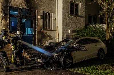 Stuttgart: PKW Brand greift auf Gebaeude ueber